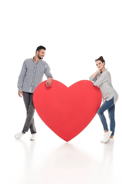 Couple Penché Sur Grand Coeur Sur Blanc Concept Saint Valentin — Photo