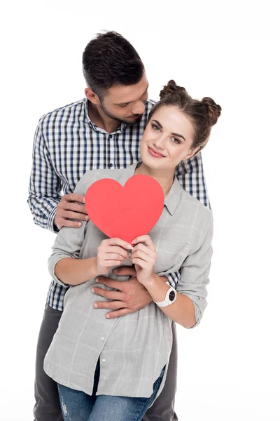 男朋友拥抱女朋友与纸心脏隔绝在白色 情人节概念 — 图库照片