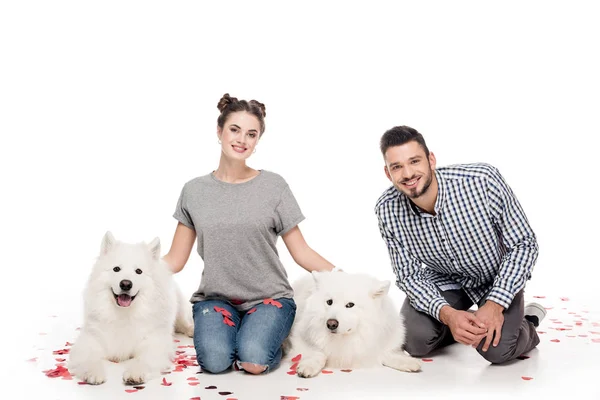 Casal Com Cães Confetes Forma Coração Branco Conceito Dia Dos — Fotografia de Stock