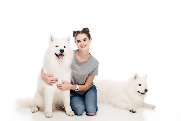Köpeklerle Beyaz Üzerine Oturan Gülümseyen Kız — Stok fotoğraf