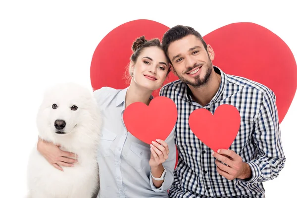 快乐的情侣与萨摩耶狗和纸心隔离白色 情人节概念 — 图库照片