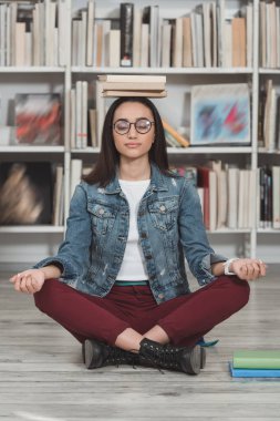 Afro-Amerikan kız kafasına Kütüphane kitapları ile meditasyon