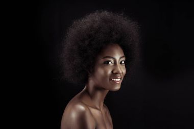 güzel bir Afrikalı-Amerikalı kadın siyah izole kamera bakıyor
