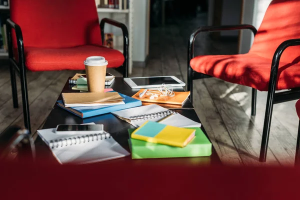 Digitale Geräte Notebooks Und Kaffee Hause Auf Dem Tisch — Stockfoto