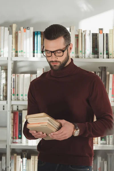 Yakışıklı Adam Kitap Kütüphane Içinde Tutan — Stok fotoğraf