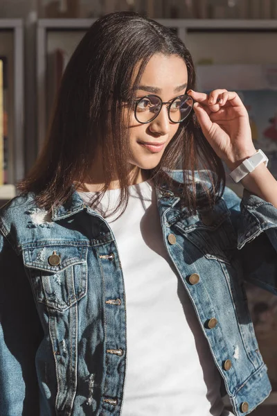 African American Girl Holding Glasses Looking Away — Free Stock Photo