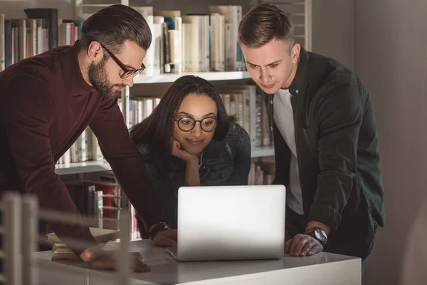 Multicultural Friends Looking Laptop Library — Stock Photo, Image