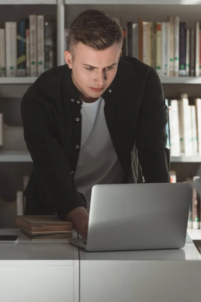 Estudiante Guapo Usando Portátil Biblioteca — Foto de stock gratuita