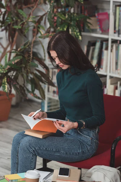 Hermoso Estudiante Estudiando Silla Biblioteca — Foto de Stock