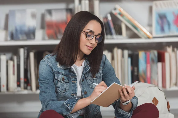 Afro Amerikaanse Meisje Schrijven Iets Notebook Bibliotheek — Stockfoto