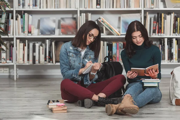 Reading — Stock Photo, Image