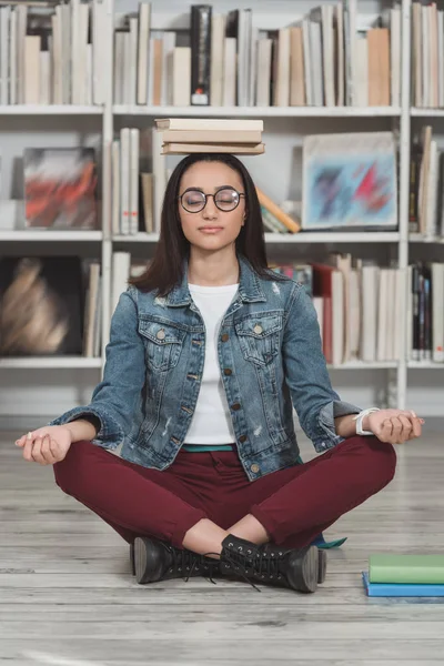 Menina Americana Africana Meditando Com Livros Cabeça Biblioteca — Fotografia de Stock