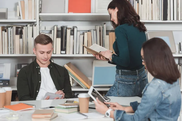 Estudiantes Multiétnicos Masculinos Femeninos Que Estudian Biblioteca —  Fotos de Stock