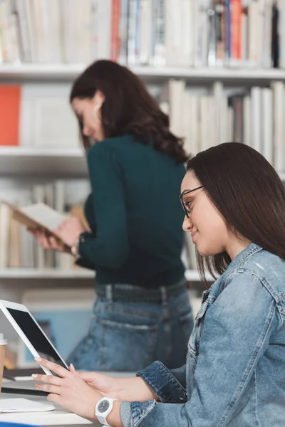 Meninas Multiétnicas Com Tablet Livro Biblioteca — Fotografia de Stock