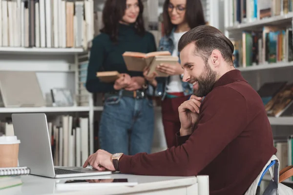 Zijaanzicht Van Knappe Student Laptop Bibliotheek — Stockfoto