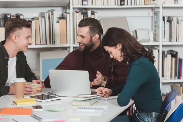 Tre Studenti Che Studiano Con Computer Portatile Biblioteca — Foto Stock