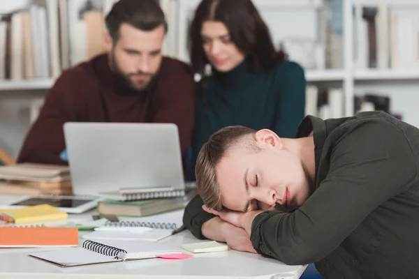 Studente Maschio Che Dorme Tavola Biblioteca — Foto Stock