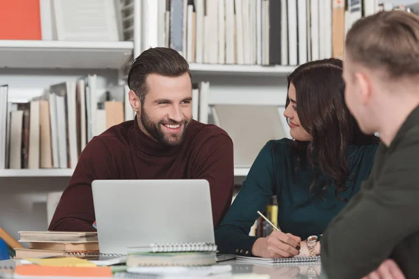 Lachende Studenten Zitten Met Laptop Bibliotheek — Stockfoto