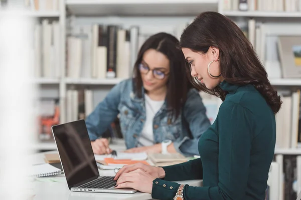 Amigos Multiculturais Preparando Para Exame Biblioteca — Fotografia de Stock