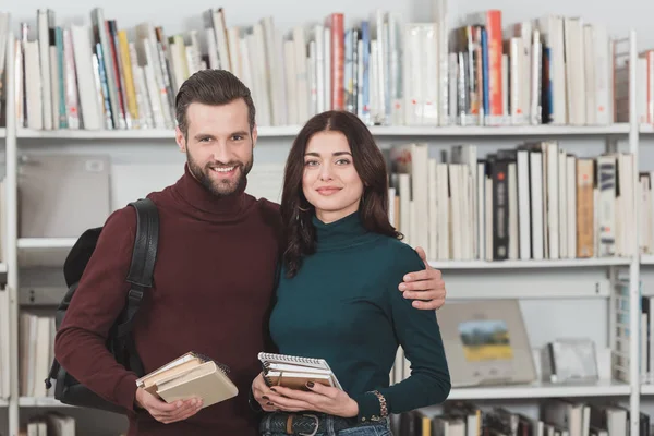 Mosolygó Pár Val Látszó Fényképezőgép Könyvtárban Könyvek — Stock Fotó