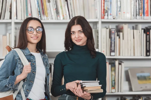 Amici Multiculturali Sorridenti Guardando Macchina Fotografica Biblioteca — Foto stock gratuita