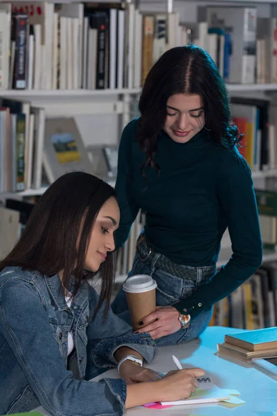Două Prietene Multiculturale Pregătindu Pentru Examen Bibliotecă — Fotografie de stoc gratuită