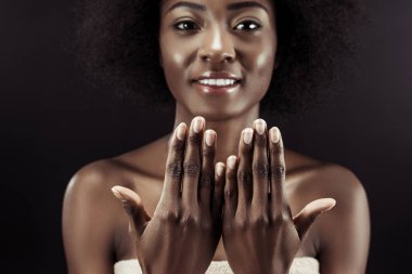 Tırnaklarını siyah izole gösterilen güzel Afrikalı-Amerikalı kadın