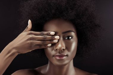 çekici Afrikalı-Amerikalı kadın siyah izole el ile göz kapsayan