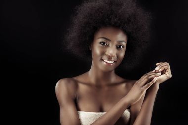 siyah izole havlu ile kaplı çekici Afrikalı-Amerikalı kadın