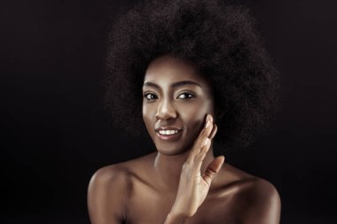 güzel bir Afrikalı-Amerikalı kadın yüzünü siyaha izole dokunmadan