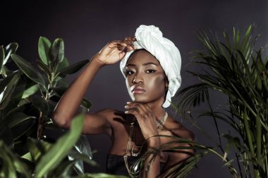 yaprakların arkasında beyaz tel baş şal moda Afrikalı-Amerikalı kadın