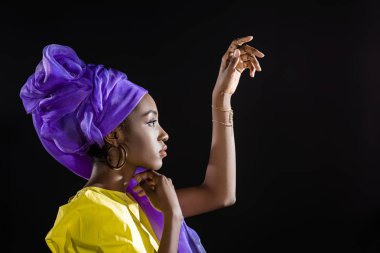Genç Afro-Amerikan kadın siyah izole şık retro giyim