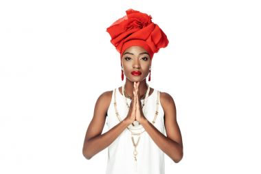 Genç Afro-Amerikan kadın üzerinde beyaz izole dua hareketi yapma
