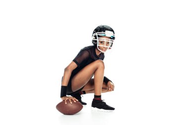 Top beyaz izole katta oturan kadın Amerikan futbolu oyuncusu