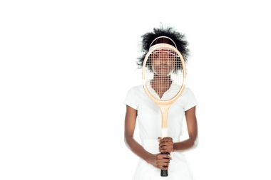 raket üzerinde beyaz izole yüz önünde tutan tenis oyuncusu