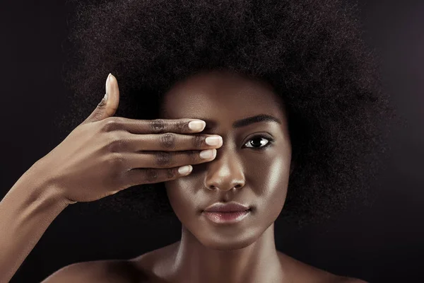 Atractiva Mujer Afroamericana Que Cubre Ojo Con Mano Aislada Negro — Foto de Stock