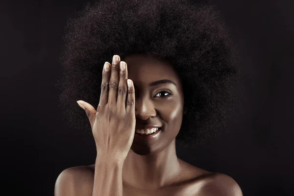 Sorridente Donna Afroamericana Che Copre Occhio Con Mano Isolata Nero — Foto Stock