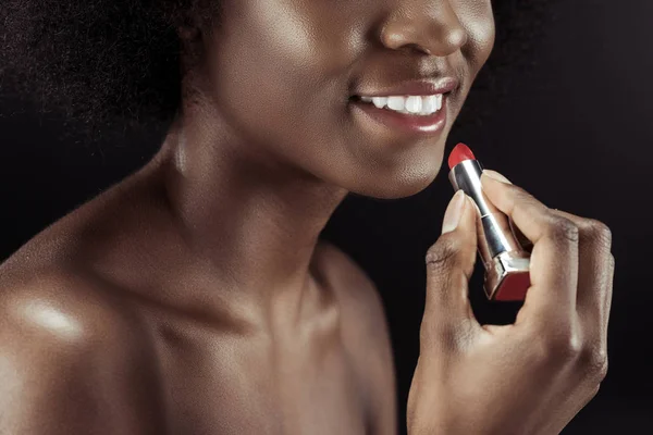 Oříznuté Záběr Afroamerické Ženy Používat Rtěnku Izolované Černém — Stock fotografie