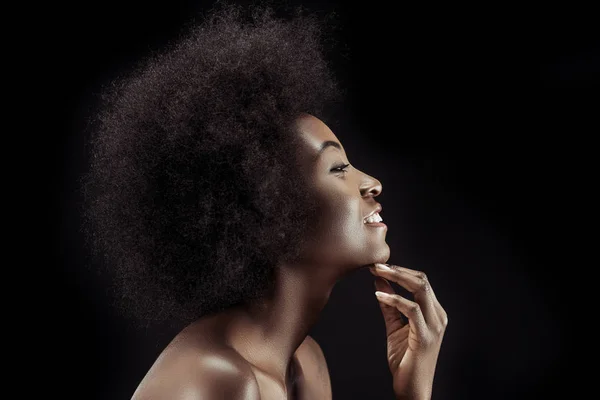 Seitenansicht Der Lächelnden Schönen Afrikanisch Amerikanischen Frau Isoliert Auf Schwarz — Stockfoto