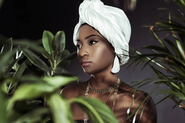 Приваблива Афроамериканська Жінка Стильній Обгортці Голови Дроту Листям — стокове фото