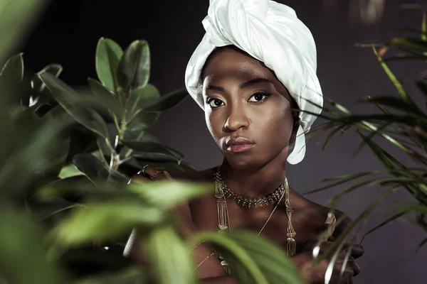 Aantrekkelijke Afrikaanse Amerikaanse Vrouw Hoofd Wrap Witte Draad Achter Bladeren — Stockfoto