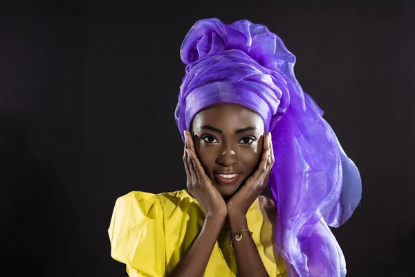 Lachende African American Vrouw Stijlvolle Vintage Kleding Geïsoleerd Zwart — Stockfoto