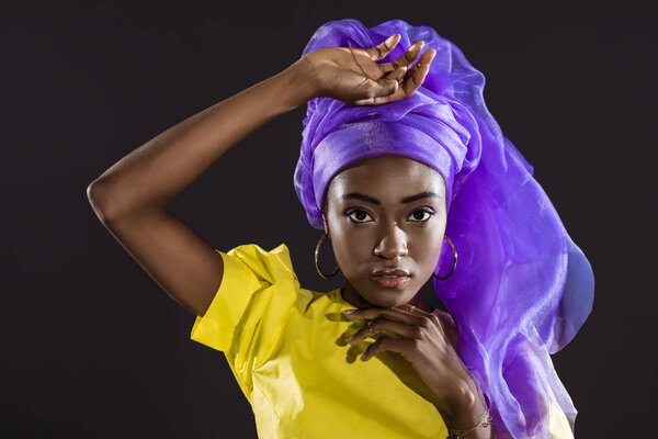 привлекательная африканская американка в стильной винтажной одежде, изолированной от черного
