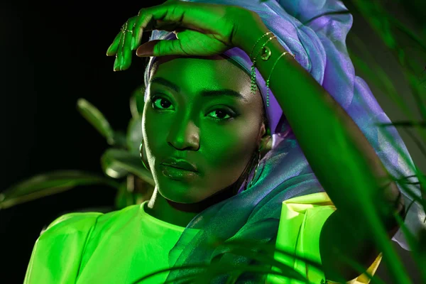 Красива Афроамериканська Жінка Традиційній Обгортці Дротяної Голови Під Зеленим Світлом — стокове фото