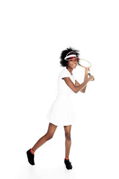 Feliz Joven Jugadora Tenis Preparándose Para Servir Aislada Blanco — Foto de Stock