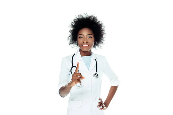 Dokter Wanita Muda Menunjukkan Jari Telunjuk Terisolasi Pada Putih — Stok Foto