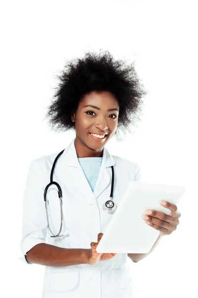 年轻女医生使用平板电脑 看着在白色的相机隔离 — 图库照片