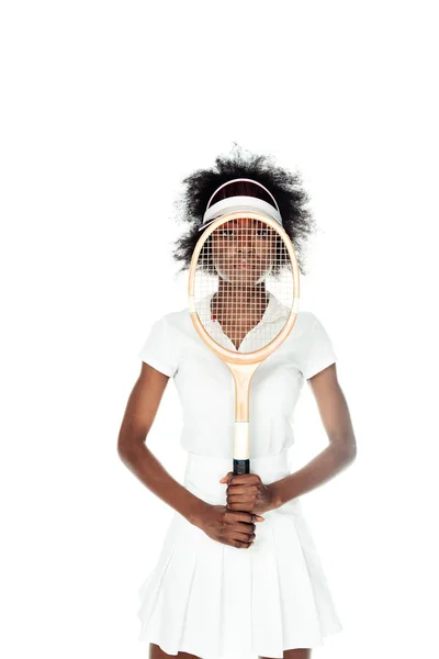 Raket Üzerinde Beyaz Izole Yüz Önünde Tutan Genç Tenis Oyuncusu — Ücretsiz Stok Fotoğraf