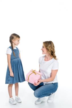 sarışın anne ve kızı ile hediye izole beyaz