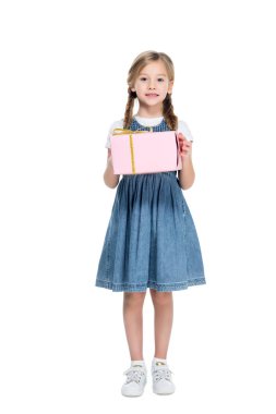 pembe hediye kutusu, üzerinde beyaz izole ile sevimli çocuk